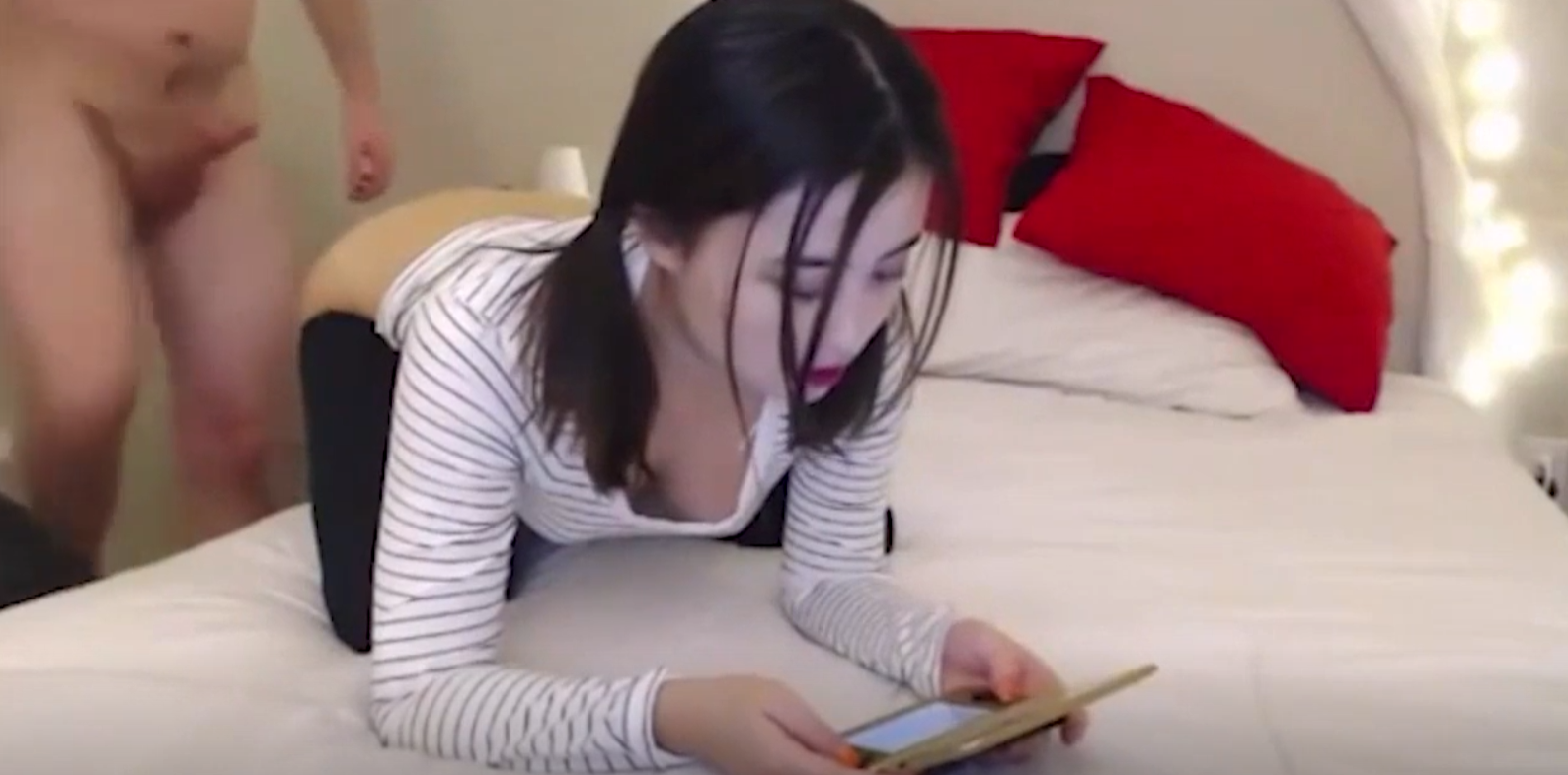 Đang Nằm Chơi Game Thì Được Phang