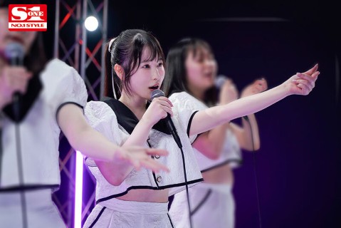 Muốn Được Nổi Tiếng Em Ca Sĩ Xinh Đẹp Phải Để Cho Các Lão Già Nhiều Tiền Đụ Tập thể